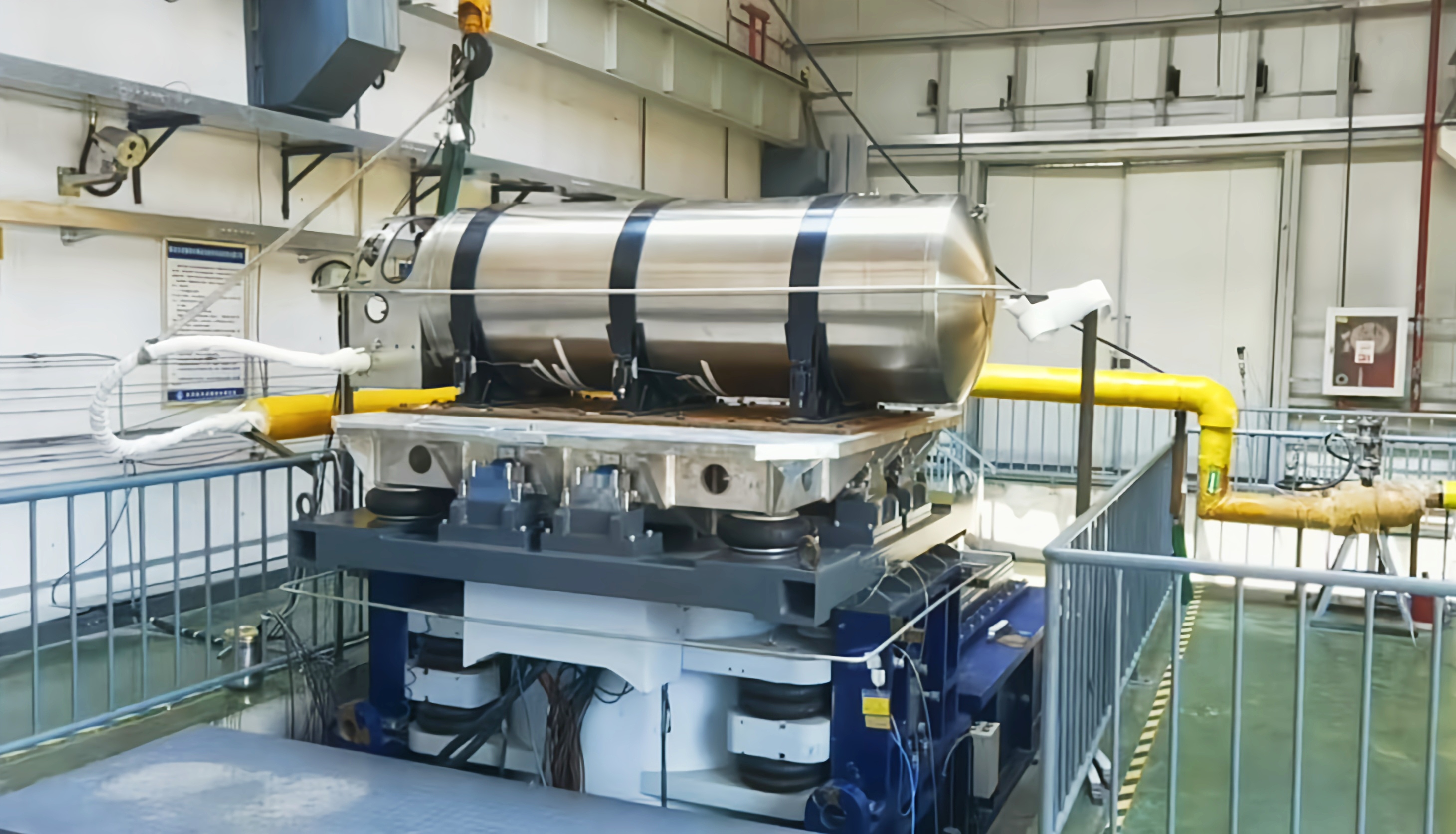 液氫瓶振動試驗(yàn).jpg 液氫瓶振動試驗(yàn).jpg